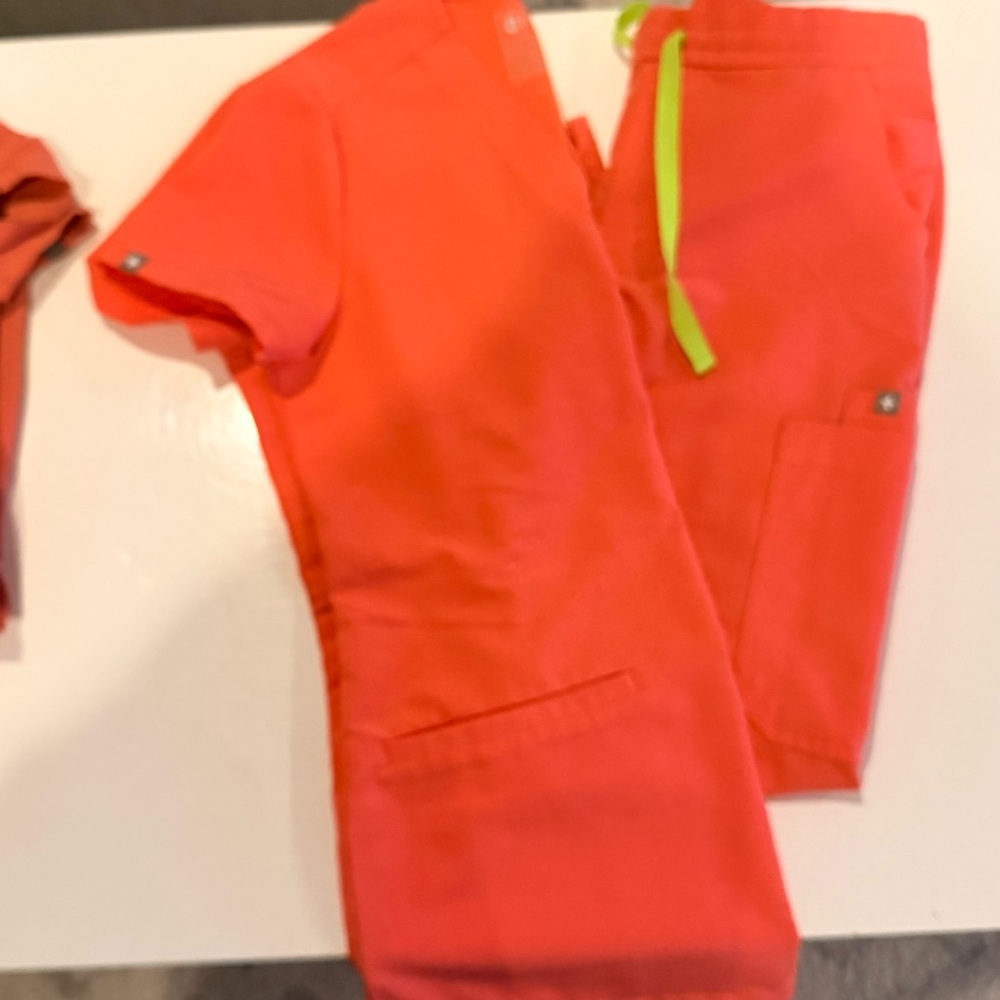 Figs Hot Coral Casma/Yola XXS/P
